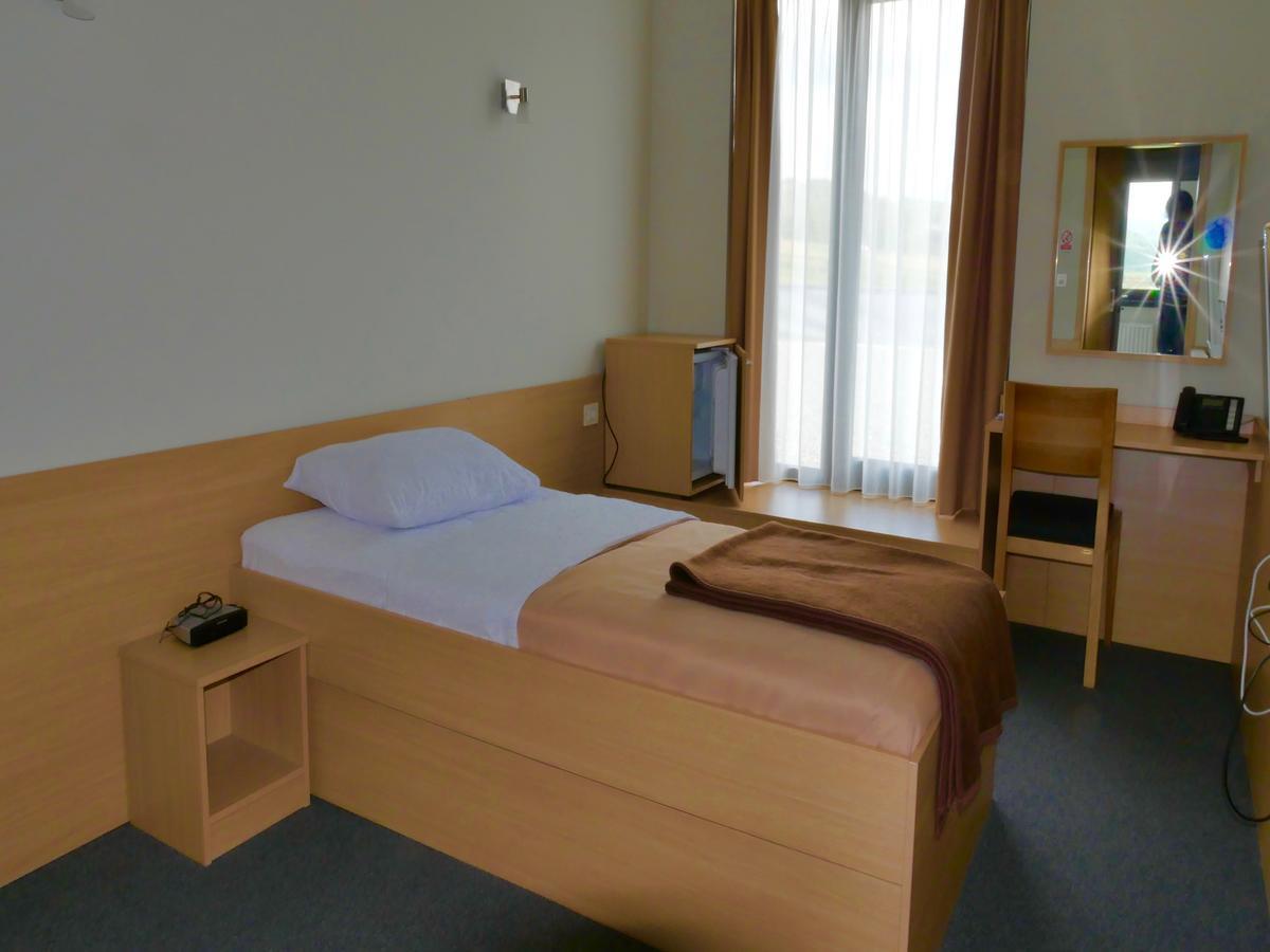 Hotel Lika Jug Brinje Екстер'єр фото